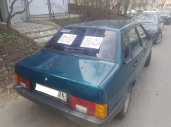 «Убери свою рухлядь, олень!»: жители многоэтажки борются с автохамом в Ставрополе 