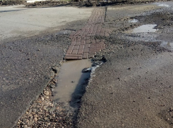 «Нанотехнологии в действии»: дыру на дороге заложили брусчаткой в Буденновске