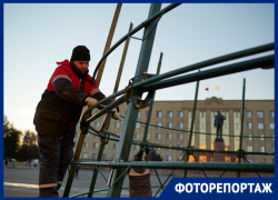 В Ставрополе на площади Ленина начали монтаж главной ели