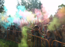 Лето в Ставрополе заиграло яркими цветами на фестивале красок