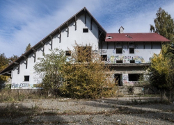 Кто обитает в загадочном и недостроенном здании гостиницы в парке «Победы» в Ставрополе