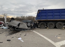 На подъезде к Ставрополю в серьезной аварии с тремя машинами погибли два человека