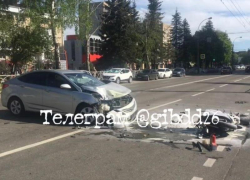 В Ставрополе из-за неудачного маневра легковушка столкнулась с мотоциклистом