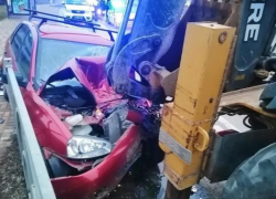  В Ставрополе авто всмятку врезалось в трактор. Водитель в больнице 