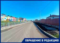 На новый тротуар на улице Тюльпановой в Ставрополе невозможно пройти из-за сплошного забора