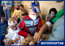 Юные пациенты из отделений гематологии и онкологии в Ставрополе получили подарки от сказочных персонажей