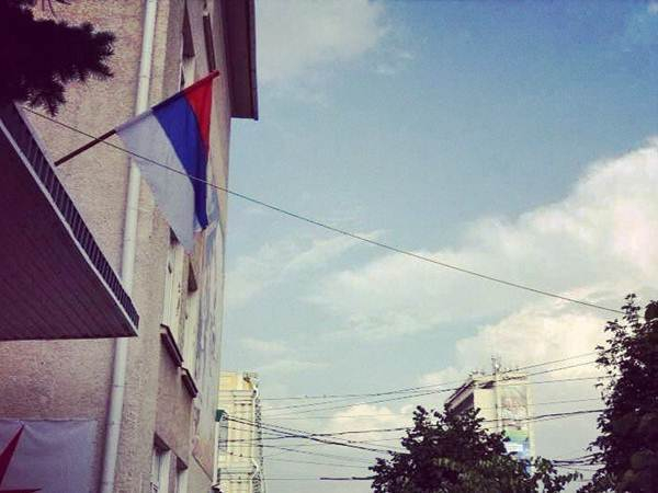 Российский триколор повесили вверх ногами напротив Думы в день флага
