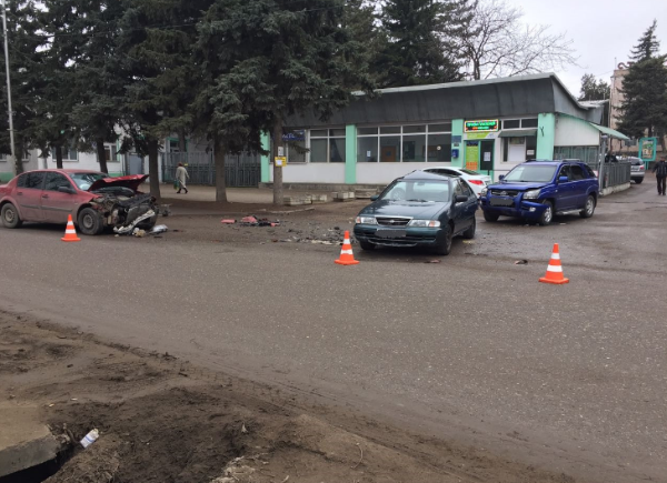 Три иномарки столкнулись в Пятигорске по вине 19-летнего неопытного водителя