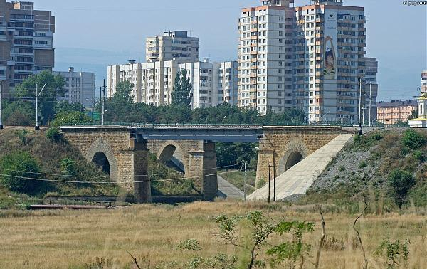 В Пятигорске ограничено движение на мосту через Подкумок после сильных дождей