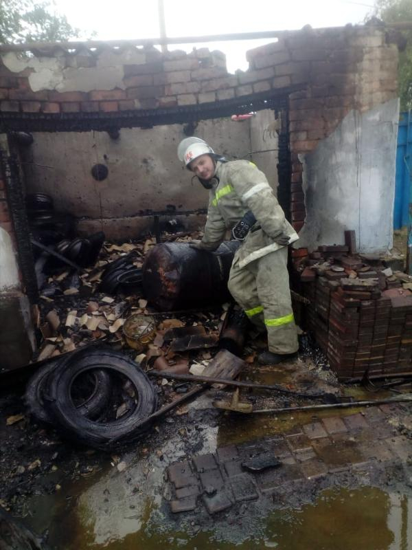Спасатели Ставрополья потушили горящий гараж