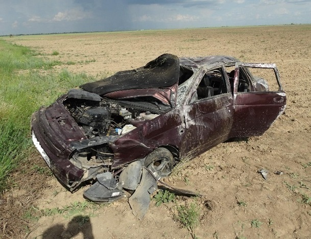 Водитель без прав на огромной скорости перевернул «Приору» на Ставрополье - пассажир погиб