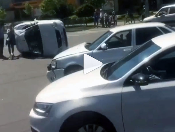 Авария с переворотом произошла на перекрёстке в Ставрополе