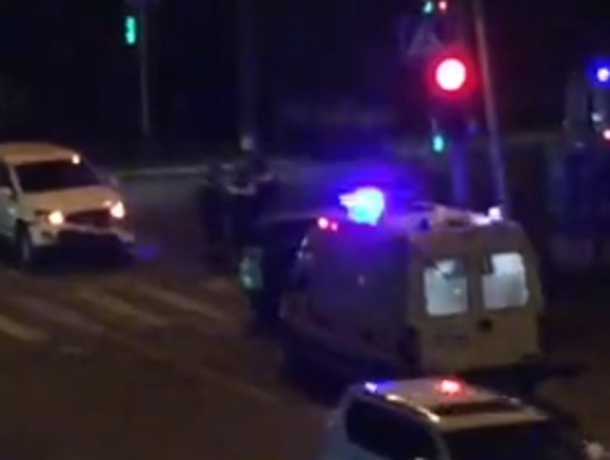 Два внедорожника столкнулись на перекрестке в Ставрополе – к месту прибыла машина реанимации