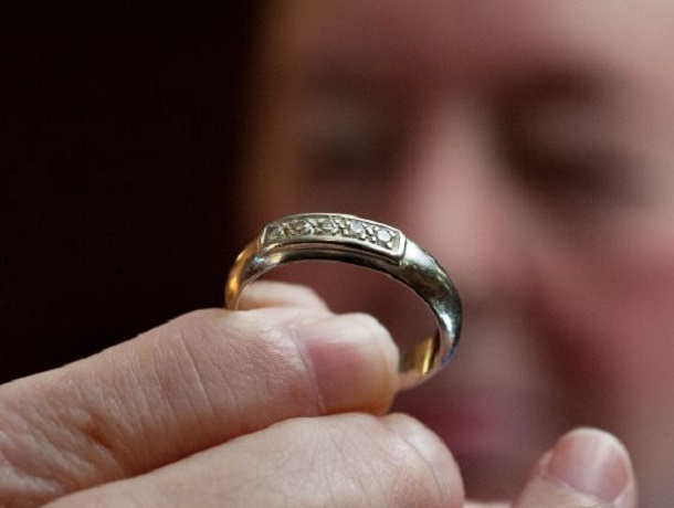 Женщина украла дорогое кольцо из кармана врача в Ставрополе