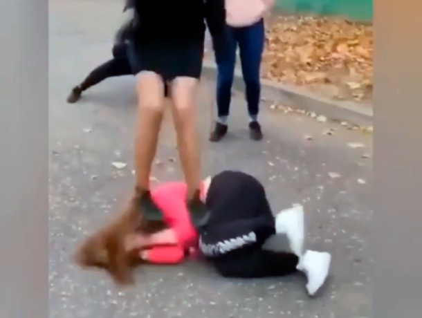 Жестокое избиение школьницы в Минводах попало на видео
