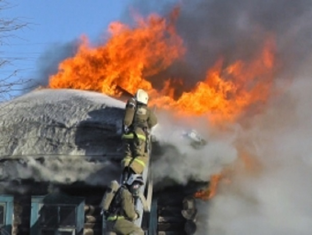 Сразу 9 спасателей тушили сильный пожар на Ставрополье