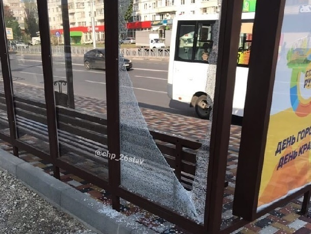 «Быдло с каникул вернулось»: вандалы разбили новую стеклянную остановку в Ставрополе