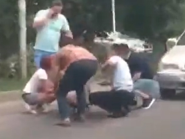 Женщина с ребенком попали под колеса автомобиля в Ставрополе, - очевидцы