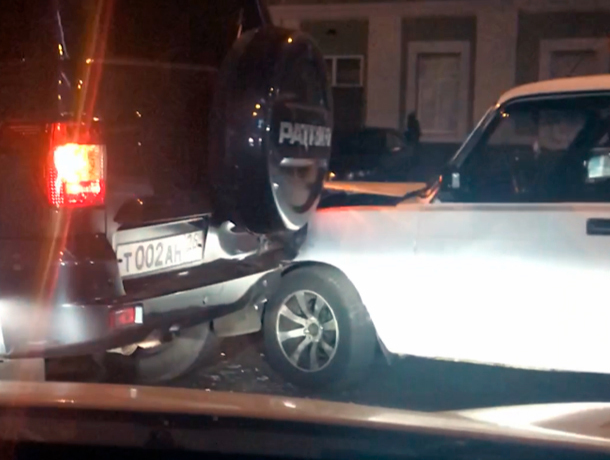 Два отечественных автомобиля столкнулись в центре Ставрополя