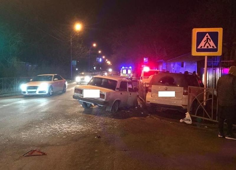 Молодой водитель пострадал при столкновении двух легковушек в Ставрополе