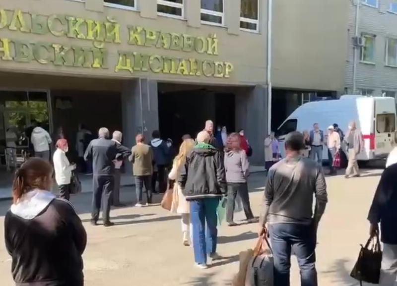 Всех посетителей и сотрудников онкодиспансера в Ставрополе экстренно эвакуировали