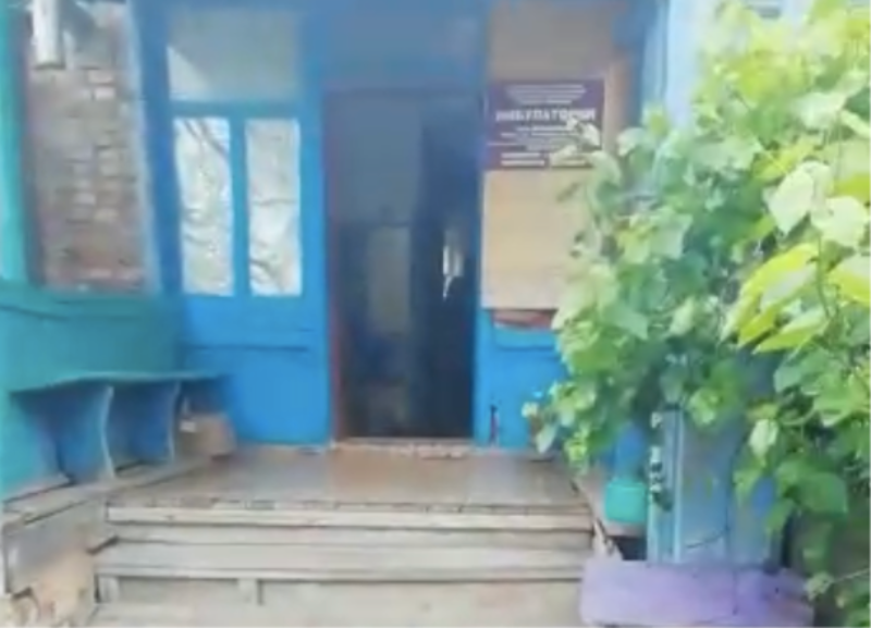 Шило на мыло: глава Ипатовского округа переселила врачей из одного разрушенного здания в другое