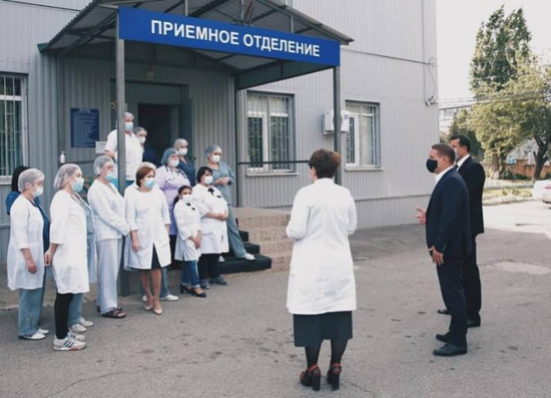 Медики краевой столицы получили надбавки за работу с коронавирусными больными