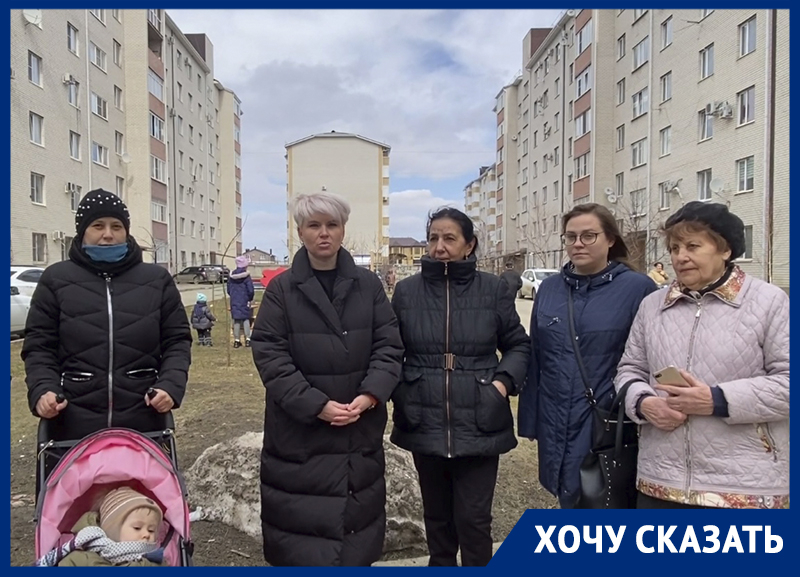 Жители Ставрополя месяцами просят городские власти убрать мусорные баки от детской площадки