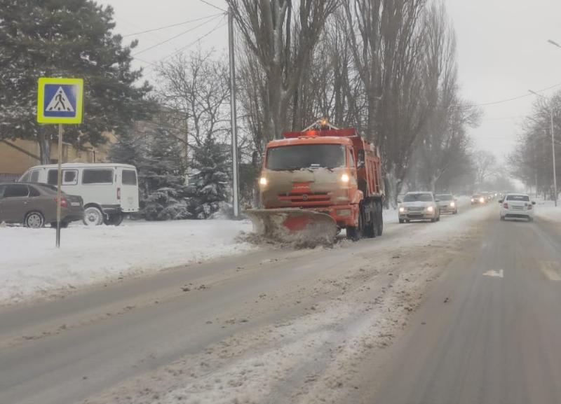 Коммунальные службы приступили к расчистке Ставрополя от снега