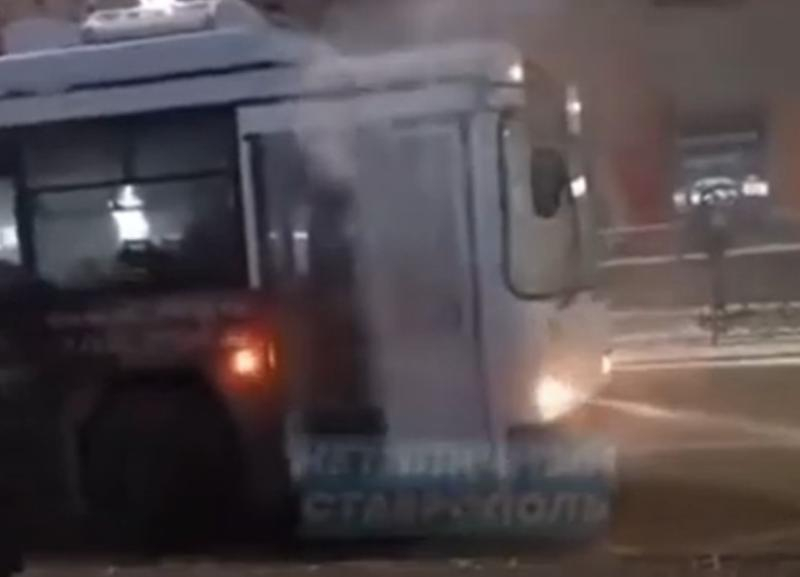 В Ставрополе возле ЦУМа загорелся троллейбус