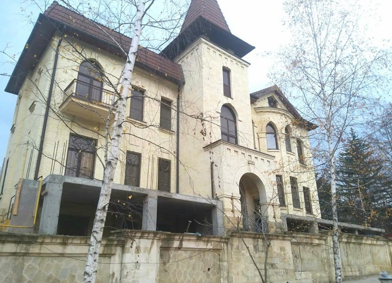 В Кисловодске исторический особняк новые хозяева изуродовали бетонным новоделом