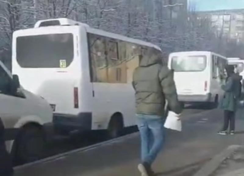 В Ставрополе маршрутки №31 оккупировали всю остановку