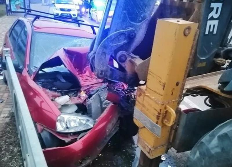 В Ставрополе авто всмятку врезалось в трактор. Водитель в больнице