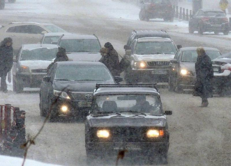 Первый снег привел к пробкам на дорогах Ставрополя