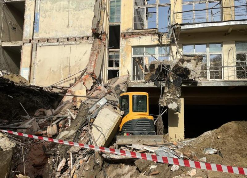 В Кисловодске под завалами обрушенного санатория нашли труп мужчины