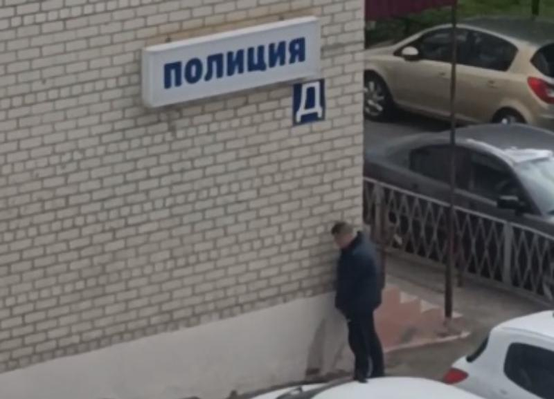 Неизвестный мужчина помочился на здание полиции в Ставрополе