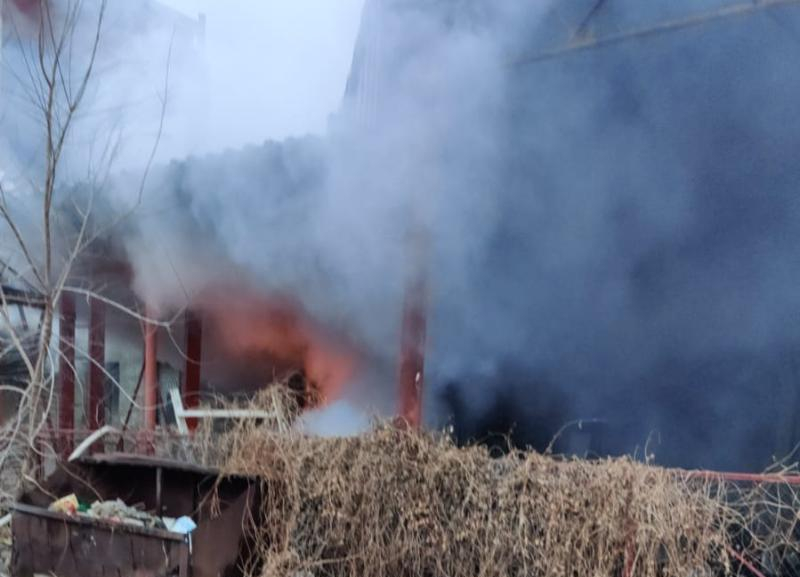 В Ставрополе загорелся склад на улице Биологическая