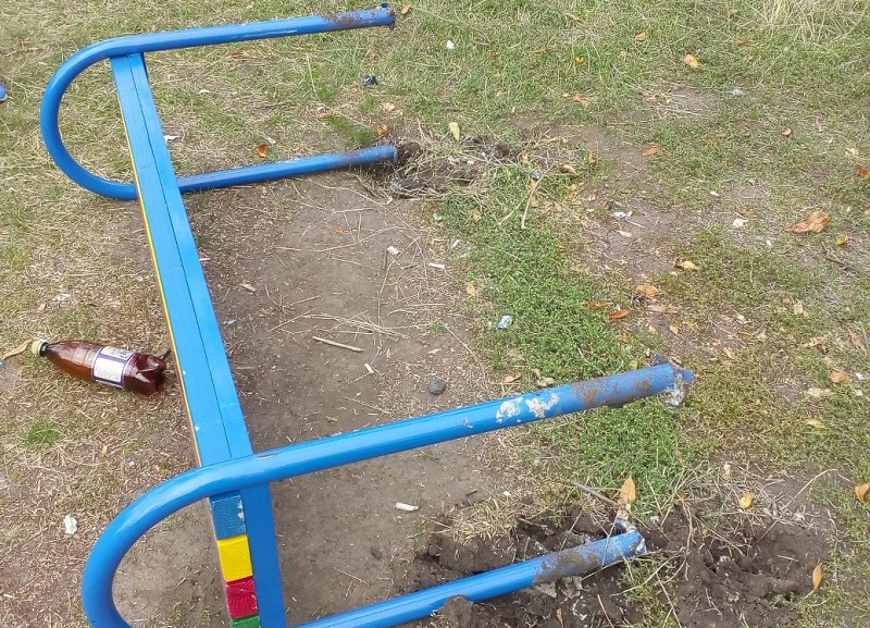 На Ставрополье вандалы разгромили две детские площадки
