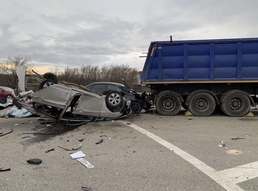 На подъезде к Ставрополю в серьезной аварии с тремя машинами погибли два человека