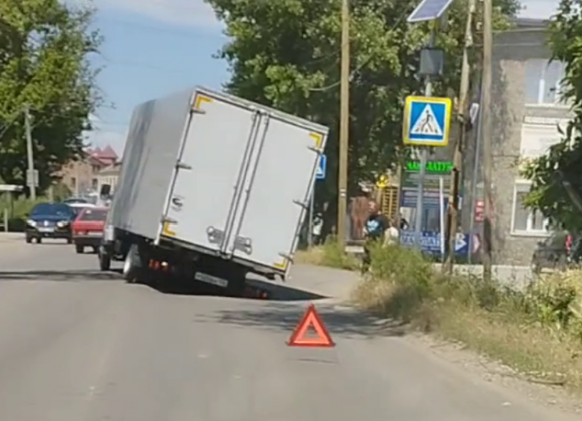 «Газель» провалилась в яму в Минеральных Водах из-за размытия грунта ...