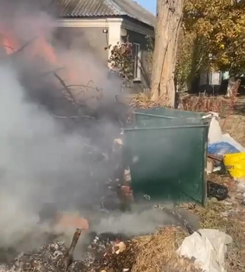 Жители Собачевки жалуются на горящие горы мусора около их домов |  06.11.2023 | Ставрополь - БезФормата