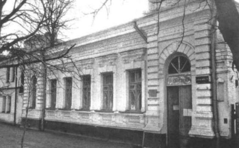 слева фото из книги Германа Беликова